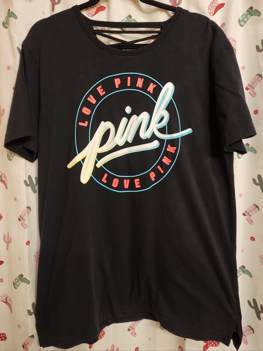 SZ LARGE VS PINK CRISS CROSS BACK CAMPUS TEE.
